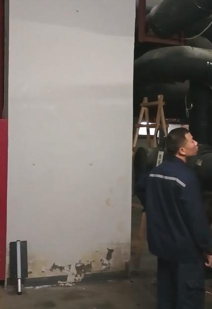 螺杆式冷水机组制冷剂泄漏检测与充注方法
